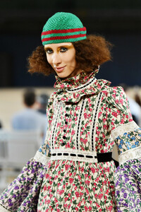 1977158577_MarcJacobsSpring2020RunwayShowtfNWanrBe2Ex.thumb.jpg.2ee0f48d34bea6909fa5a9495abc8e8d.jpg