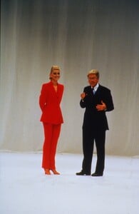 1981877508_escada-ss-1998(9).thumb.jpg.36e303d4e33bbd6b5d6b9c681aad68ca.jpg