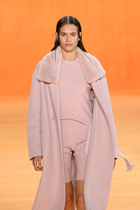 1986337019_SallyLaPointeRunwaySeptember2019NewYorkyc3O095iKtPx.thumb.jpg.5e4f125260883b652c7127cd9bbcda2f.jpg
