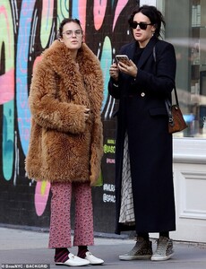 19911700-7590571-Hispter_chic_Sisters_Rumer_and_Tallulah_Willis_who_are_daughters-m-128_1571462245209.jpg