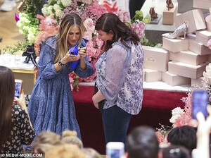 19951168-7593017-Doing_her_thing_Sarah_Jessica_could_be_seen_inside_surrounded_by-a-2_1571576788522.jpg
