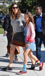19963150-7594159-One_on_one_daughter_time_Earlier_in_the_day_Jennifer_was_seen_sp-a-78_1571604660667.jpg