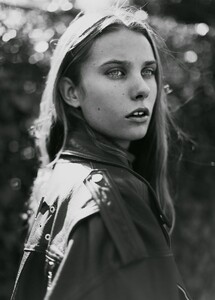 19_0_4420_1charlize12.jpg