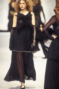 2001017514_Chanel1993WomenRTW104.thumb.jpg.1b5a95ce20805c12b381d56391f1182b.jpg