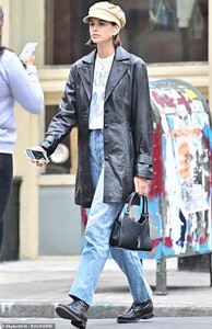 20051408-7601967-Denim_and_leather_Young_model_Kaia_Gerber_was_seen_out_on_the_st-m-4_1571776498132.jpg