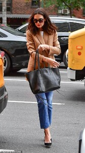 20055740-7602425-On_the_go_Katie_Holmes_looked_busy_as_she_ran_errands_in_New_Yor-a-76_1571783294338.jpg