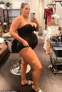 20121194-7608353-Ashley_Graham_flaunted_her_burgeoning_baby_bump_in_a_busty_strap-a-9_1571907282432.jpg