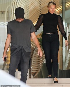 20152950-7611225-Stepping_out_Earlier_in_the_day_DiCaprio_was_seen_leaving_an_LA_-a-26_1571962554097.jpg