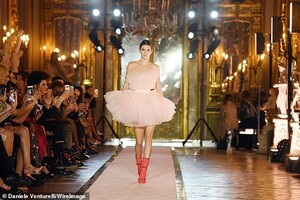 20154012-7611315-Glamour_Kendall_looked_sensational_as_she_made_her_way_down_the_-a-3_1571964060777.jpg