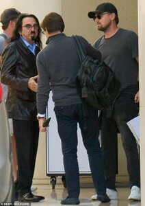 20157386-7611225-Dad_and_son_Leonardo_DiCaprio_was_spotted_in_Los_Angeles_on_Thur-a-28_1571962554219.jpg