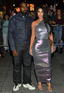 20160740-7611957-Outside_shot_Kanye_wore_sneakers_on_his_feet_and_cracked_a_smile-a-1_1571970754875.jpg