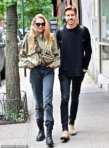 20295384-7623377-Strutting_Romee_looked_autumnal_chic_in_a_pale_khaki_military_st-a-19_1572297568812.thumb.jpg.0d09e0b75c68799af6bc26c840b91adc.jpg