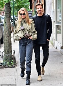 20295386-7623377-Stepping_out_in_style_She_tucked_her_black_denim_jeans_into_her_-a-101_1572302426918.thumb.jpg.7264686d4ee2cfad4e27d15e878199e3.jpg