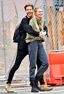 20295392-7623377-Lovebirds_Dutch_supermodel_Romee_Strijd_was_spotted_on_the_stree-a-100_1572302426901.thumb.jpg.019693808a10a7167acd15fab0a42133.jpg