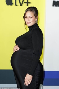 20304840-7623987-Expecting_The_mom_to_be_cupped_her_baby_bump_at_the_NYC_premiere-a-7_1572315925756.jpg