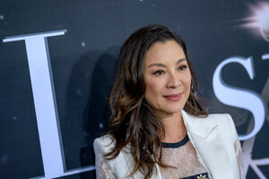 Michelle+Yeoh+Last+Christmas+New+York+Premiere+p07-Y7hkderx.jpg