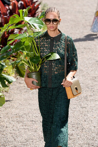 2062462300_KateSpadeNewYorkRunwaySeptember2019LqvagKp_MIux.thumb.jpg.5f21093082b233324a0412db40a55593.jpg
