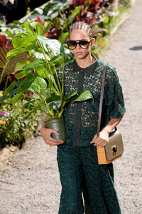2064226847_KateSpadeNewYorkRunwaySeptember2019zFNk5ZlYWPzx.thumb.jpg.bfaf263c4741af21fd6bf28ca481edae.jpg