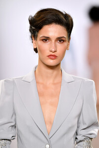 2073696611_TaorayWangS20RunwaySeptember2019New_kktlMB8Mtux.thumb.jpg.93c578db5a5b2b567d819c07f9e8ba5f.jpg