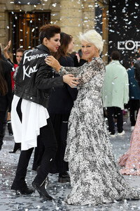 Helen+Mirren+Le+Defile+L+Oreal+Paris+Runway+V3Sb_FptGb7x.jpg