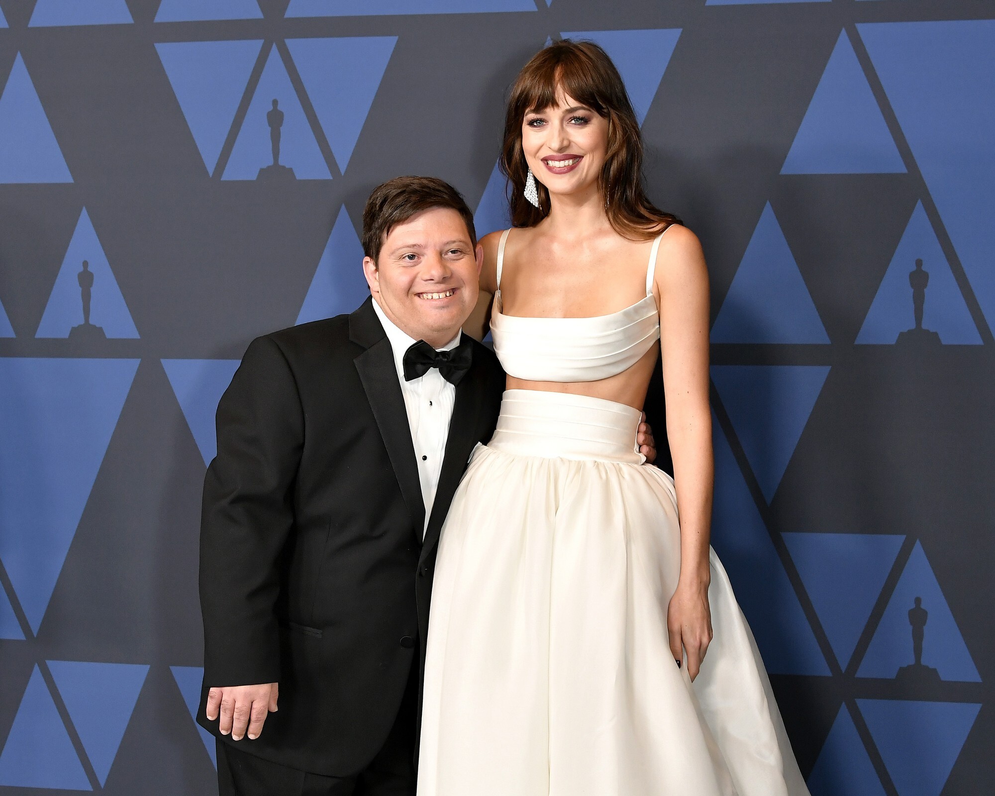 Зак готтзаген. Дакота Джонсон Governors Awards-2019. Зак Готтзаген Zack Gottsagen. Дакота Джонсон родители. Зак Готтзаген и Дакота Джонсон.