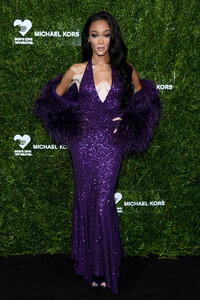Winnie+Harlow+God+Love+Deliver+Golden+Heart+joR8539Y2FYx.jpg