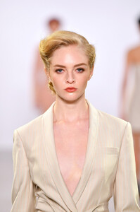 20804686_TaorayWangS20RunwaySeptember2019NeweX2mOlh0Qr5x.thumb.jpg.ed82a5902a621c033a40fcc23885d16d.jpg