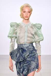 2086760518_TaorayWangS20RunwaySeptember2019NewdfnI3k118IRx.thumb.jpg.cc8c0b63c3f984da2492778c9cef3b47.jpg