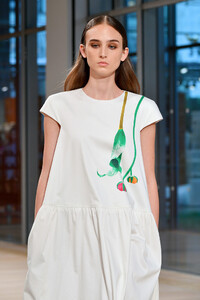 2094255395_TibiRunwaySeptember2019NewYorkFashionhxEqkTLWsGtx.thumb.jpg.1e800141c37e08289f6b9520c07e0d33.jpg