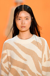 2094592122_SallyLaPointeRunwaySeptember2019NewYorkBKSD5X054m7x.thumb.jpg.a86dd576e61a03e64883176375ef4fee.jpg