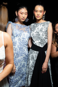 2098849641_TadashiShojiSpring2020BackstageWyVm1vpyY2Fx(1).thumb.jpg.9cae35632928a3d3415bd37c158d3259.jpg