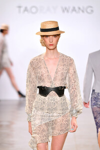2117040234_TaorayWangS20RunwaySeptember2019NewGys2vDrDQipx.thumb.jpg.15ce6b2251d1b25f494a888839876938.jpg