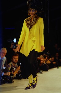 2130151724_john-galliano-fw-1989(2).thumb.jpg.dc162d19903bf1ab0df343e72029477b.jpg