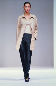 2130944072_max-mara-ss-1998-gisele(3).thumb.jpg.de445f16d0bbb41dab4971dd5db68947.jpg