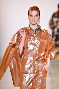 2133358179_VictoriaHayesSpringSummer2020Runway668qL1KpHnnx.thumb.jpg.75d83a53f98a5e00413c05f2fe19c84a.jpg