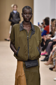 2138210140_AdutAkechTodRunwayMilanFashionWeekSpringT84DwSf4rLvx.thumb.jpg.3d4e44c1561cec8dec8a74fb3ff60330.jpg