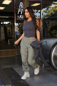 19224738-7530711-Back_to_basics_She_was_spotted_on_Wednesday_afternoon_wearing_a_-a-54_1570056423852 (1).jpg