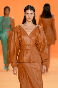 234795353_SallyLaPointeRunwaySeptember2019NewYorkNbojAfXZ9S7x.thumb.jpg.868240ba76f15412bd6499a8d23e15f6.jpg
