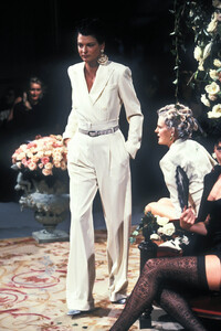 255389889_ChristianDior1998WomenRTW87.thumb.jpg.ee17b504193cb49019cca8b7f46e1e9d.jpg