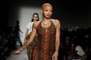 292441046_LaquanSmithRunwaySeptember2019NewYorkbAW9v4HaIIPx.thumb.jpg.cd5a5342a3c5bf32d81387416bbc00ae.jpg