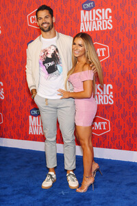 Jessie+James+Decker+2019+CMT+Music+Awards+cgcCeJ8L_P7x.jpg