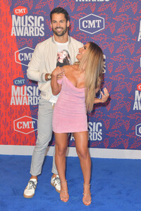 Jessie+James+Decker+2019+CMT+Music+Awards+1VhETj8pQzgx.jpg