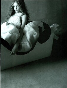 vogue it - 2006 02 - broken dolls - 004.jpg