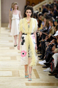 Miu+Miu+Runway+Paris+Fashion+Week+Womenswear+sGG3eLDU7t-l.jpg