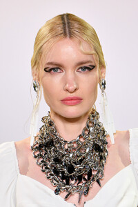 417180987_VictoriaHayesSpringSummer2020Runwayan8Y_LKWIOBx.thumb.jpg.ca7653ff3fb0b4a8d1fa70efeb377dae.jpg
