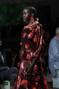 450955728_AdutAkechVersaceRunwayMilanFashionWeekKjBXkYC8LVfx.thumb.jpg.c1eda0f660fce862434032ae88b95722.jpg