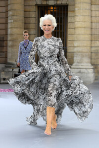 Helen+Mirren+Le+Defile+L+Oreal+Paris+Runway+MaTzXnXf3oex.jpg