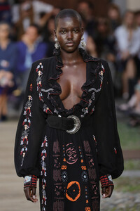 Adut+Akech+Etro+Runway+Milan+Fashion+Week+HtL2jWAVaILx.jpg