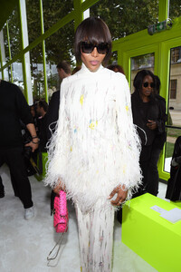 Naomi+Campbell+Valentino+Front+Row+Paris+Fashion+OYV_EjCDa1ux.jpg