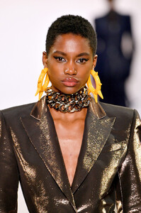 49794041_VictoriaHayesSpringSummer2020Runway4bro5hLIJ39x.thumb.jpg.9dd018c4a39f9b6b97ab69b8f0e6f467.jpg
